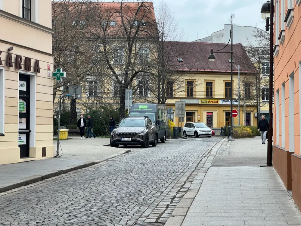 Průjezd ulicí U Černé věže uzavře na tři měsíce oprava mostu. Akci bude město řešit s občany