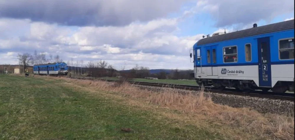 Na Písecku vyjely proti sobě dva vlaky. Soupravy zastavily jen pár desítek metrů od sebe