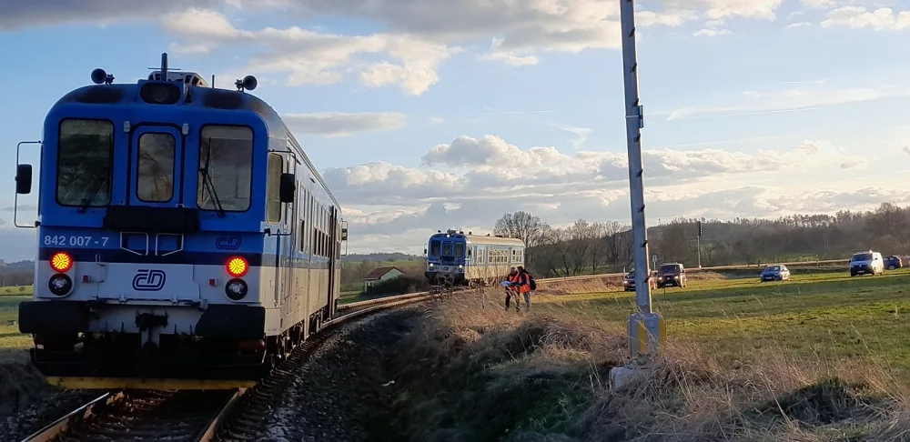 Na Písecku vyjely proti sobě dva vlaky. Soupravy zastavily jen pár desítek metrů od sebe