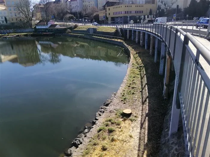Auta po hrázi Jordánu v centru Tábora neprojedou osm měsíců. Začne rekonstrukce lávky.