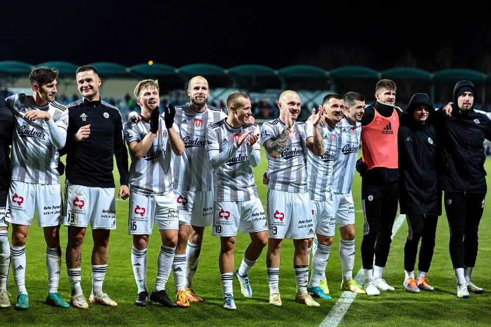 Fotbalisté Dynama nosí znak města na svém dresu.