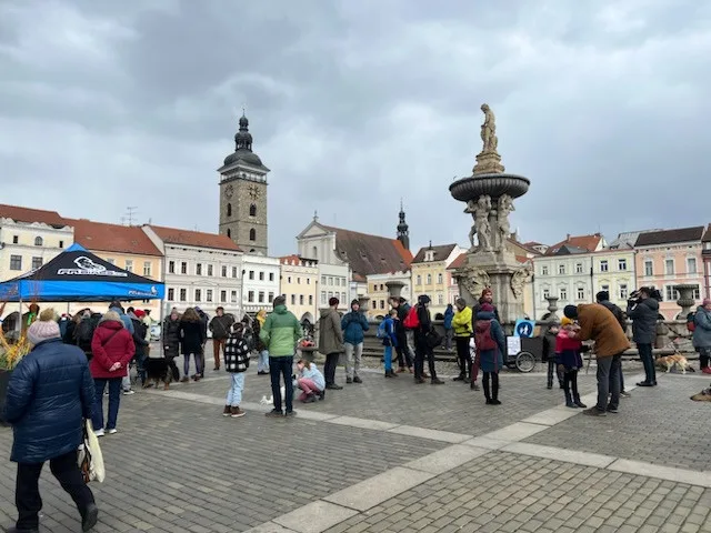 Proti autům na náměstí lidé podepisovali petici. Chtějí jednat s městem