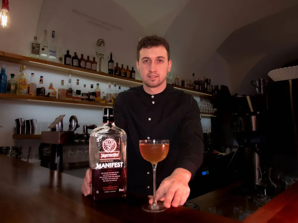 Barových historek mám spoustu, mohl bych vydat knihu, říká barman Honza Lukas