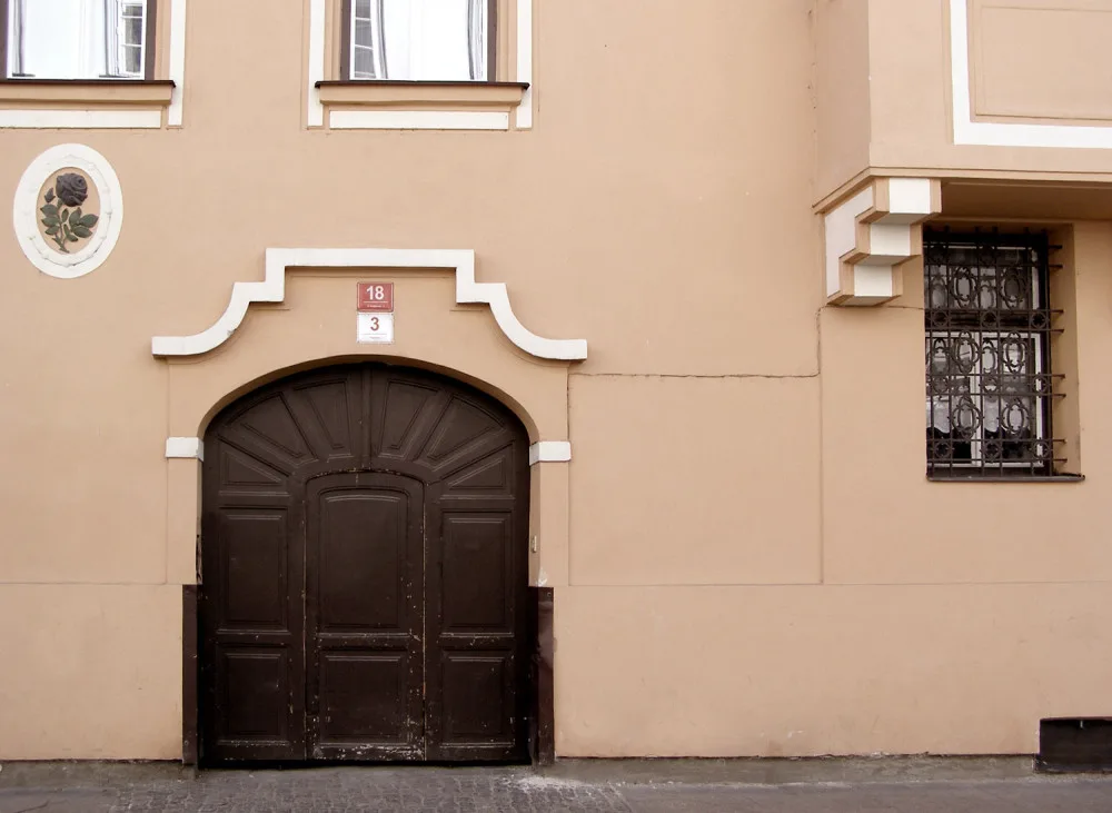 Kavárna a cukrána U Černé růže v Piaristické ulici. Obě živnosti jsou v provozu od roku 1869, jedna z prvních kaváren ve městě, ne-li nejstarší živnost kavárenská.