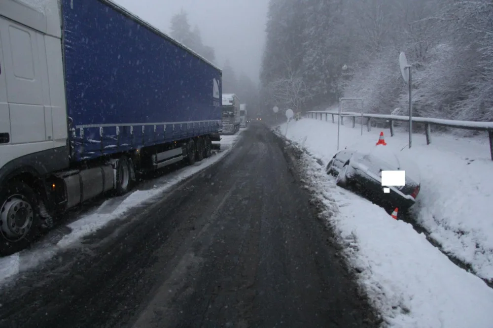 Meteorologové varují před sněhem. Komplikace byly u hranic s Německem