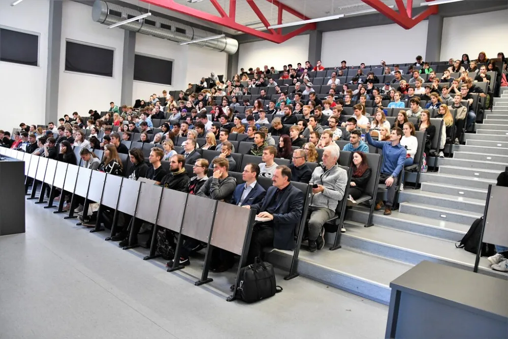 Ředitel jaderné elektrárny Temelín nebo personální ředitelka Budvaru. Na VŠTE budou přednášet odborníci