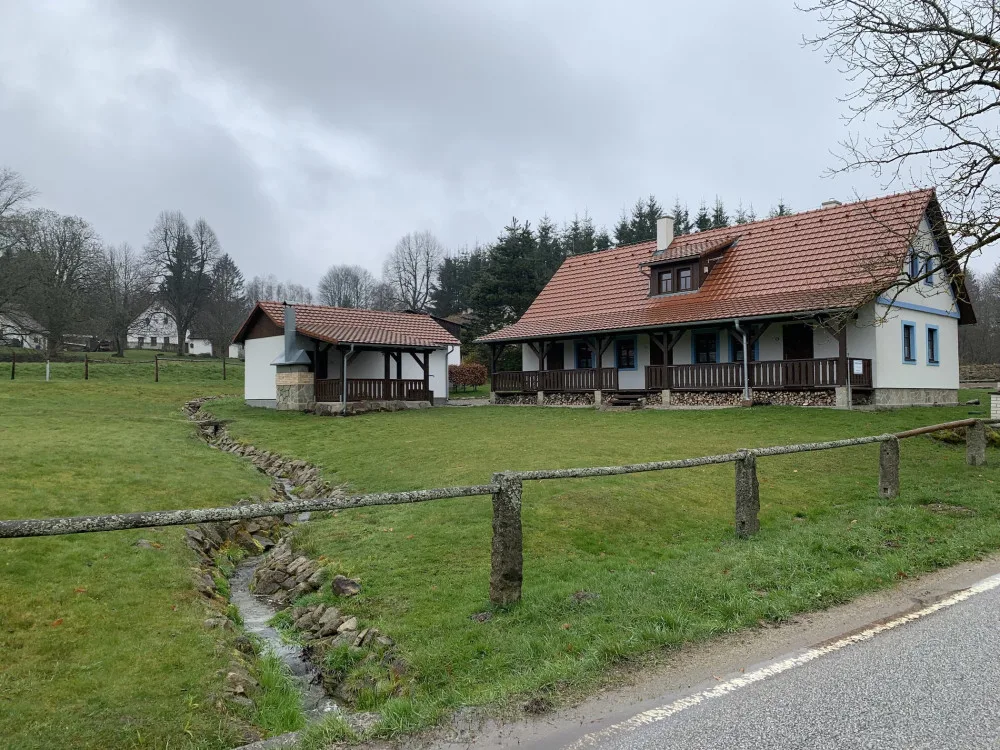 Kaproun je jedna z vesnic, kde mohli turisté v době provozu dráhy vystoupit.