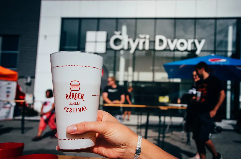 Čtyři Dvory provoněné masem. První jarní Burger Festival láká na bestsellery roku 2022