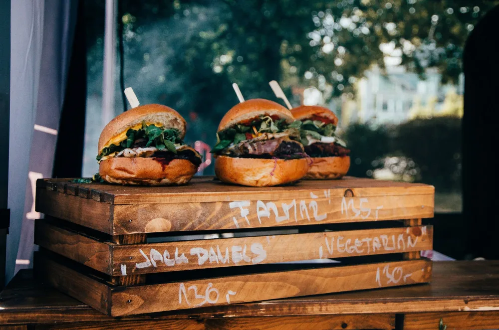 Čtyři Dvory provoněné masem. První jarní Burger Festival láká na bestsellery roku 2022