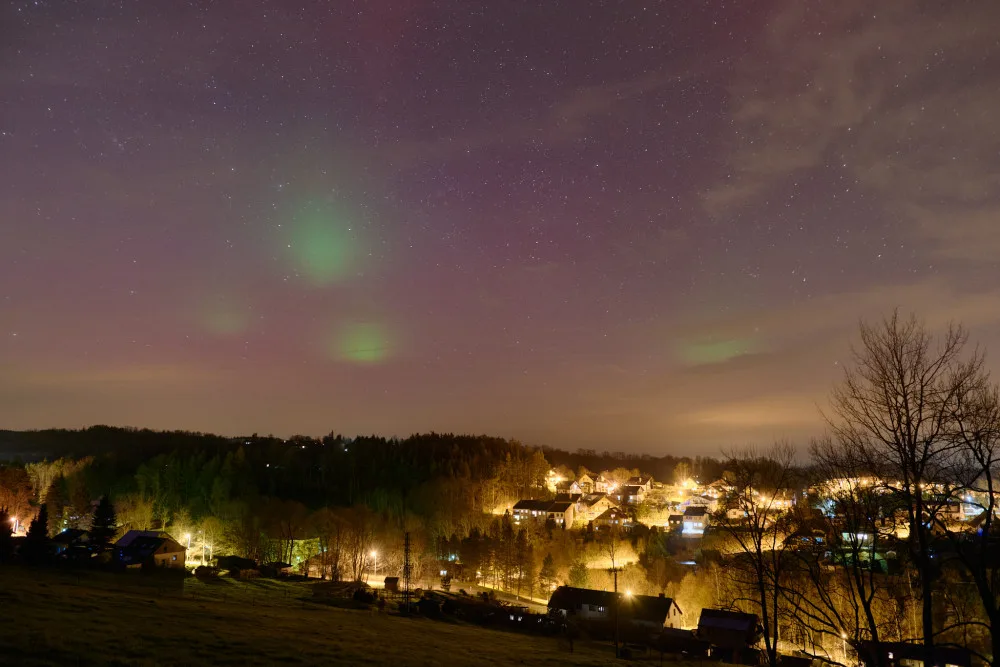 Polární záře zachycená ve Vimperku. Foto:  Vojtěch Kohout