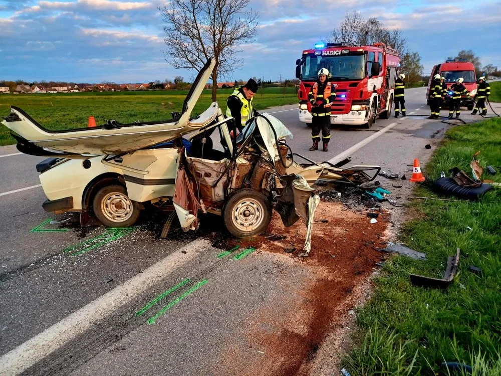 U Bavorovic se čelně srazila dvě auta. Dva lidé se zranili