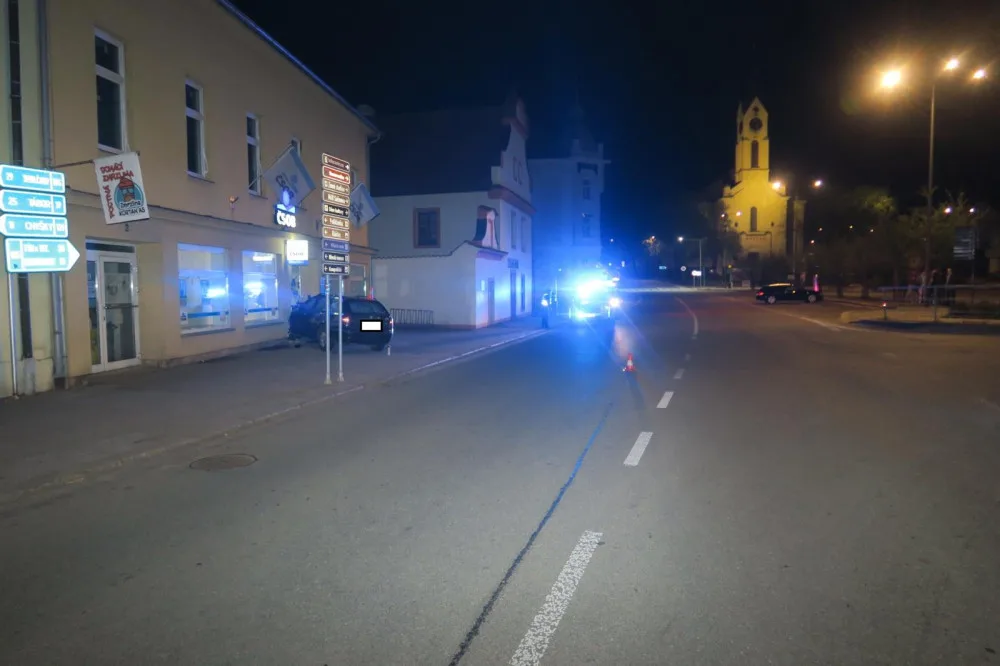 Opilý mladík nezvládl řízení Octavie v Milevsku.