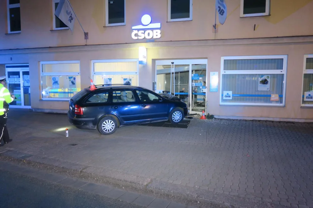 Opilý mladík nezvládl řízení Octavie v Milevsku.