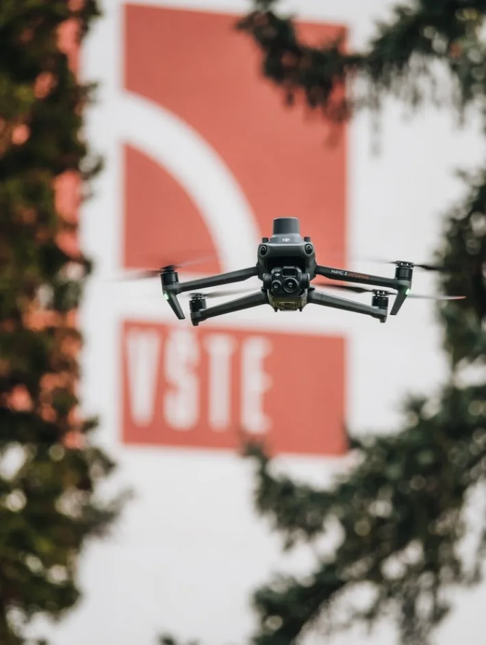 Dron s termokamerou doplnil na VŠTE výuku a pomůže i při záchraně narozených srnčat při jarním sečení luk