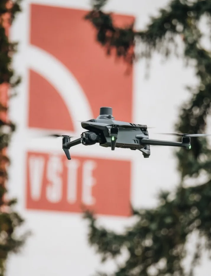 Dron s termokamerou doplnil na VŠTE výuku a pomůže i při záchraně narozených srnčat při jarním sečení luk