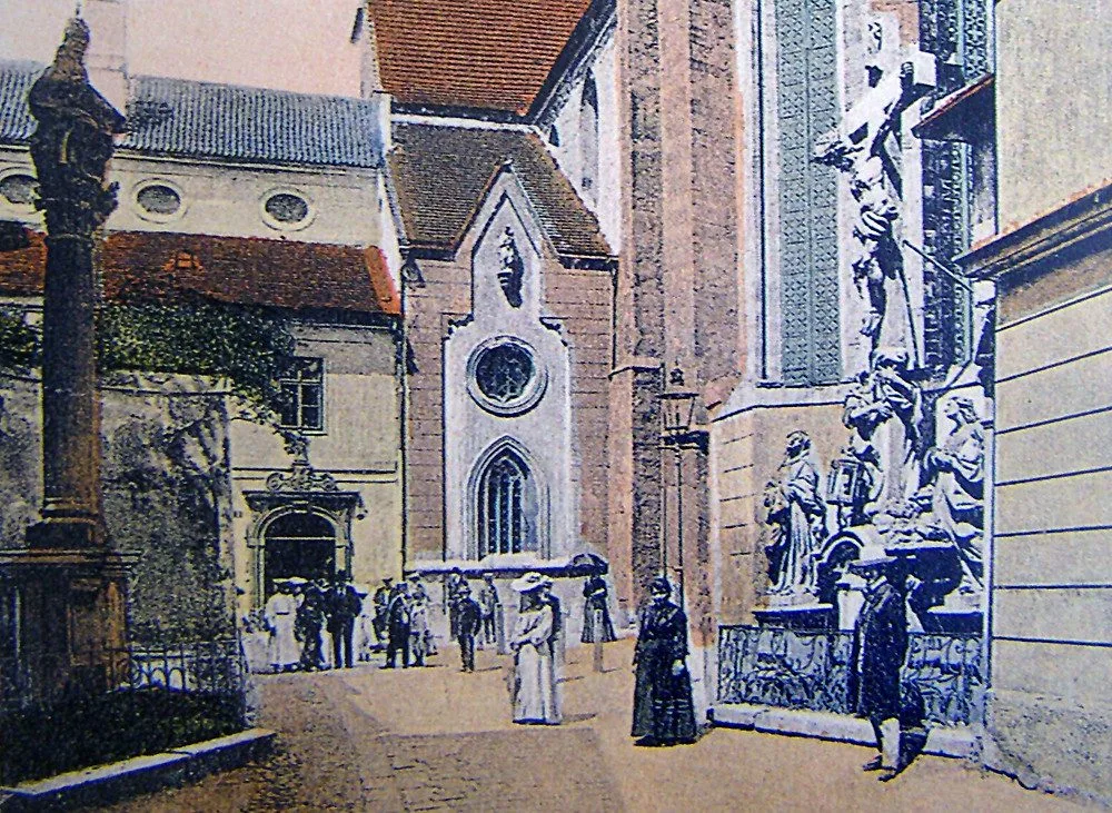 Ulička ke klášteru. Barokní sousoší Kalvárie a hlavně lebka podle novodobých pověstí leccos prý umí.
