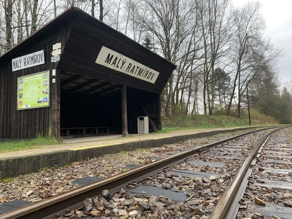 Na trati je nedaleko Jindřichova Hradce také Malý Ratmírov. Turisty oblíbená vesnice se rozkládá na břehu Ratmírovského rybníka.
