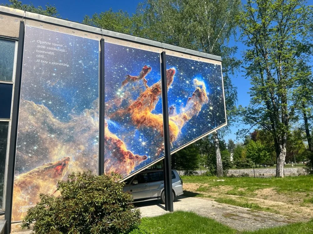 Hvězdárna má nový dalekohled na pozorování slunce. Fasádu zdobí fotografie Orlí mlhoviny