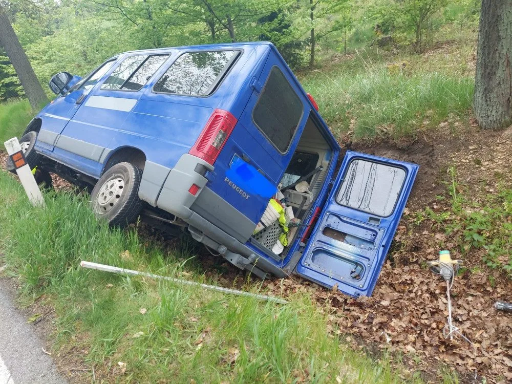 Dodávka se šesti lidmi vyjela mimo silnici, dva muži se zranili