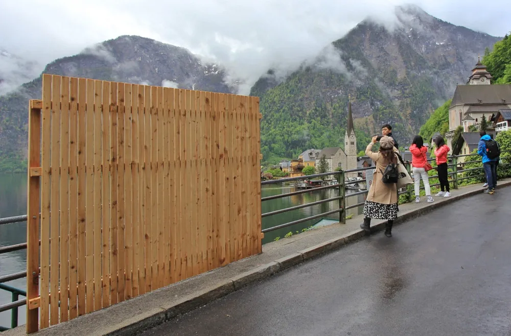 V Hallstatu chtějí odradit turisty od focení. Na oblíbenou vyhlídku umístili dřevěné stěny