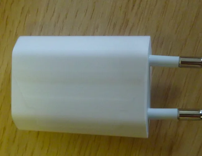 Česká obchodní inspekce zakázala USB nabíječku na iPhone. Může být nebezpečná