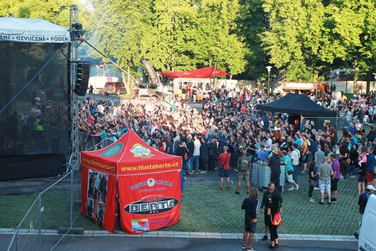 Slavnosti piva slaví 25 let. Jubilejní ročník vyvrcholí sobotním koncertem kapely Škwor. Vyrazte zadarmo