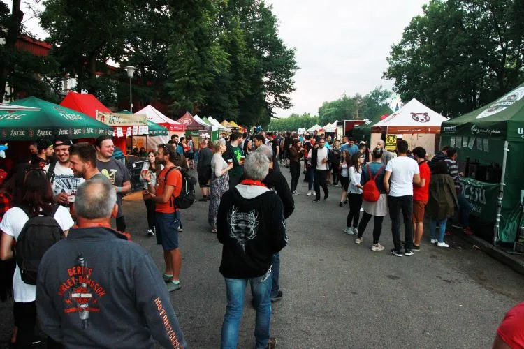 Slavnosti piva slaví 25 let. Jubilejní ročník vyvrcholí sobotním koncertem kapely Škwor. Vyrazte zadarmo