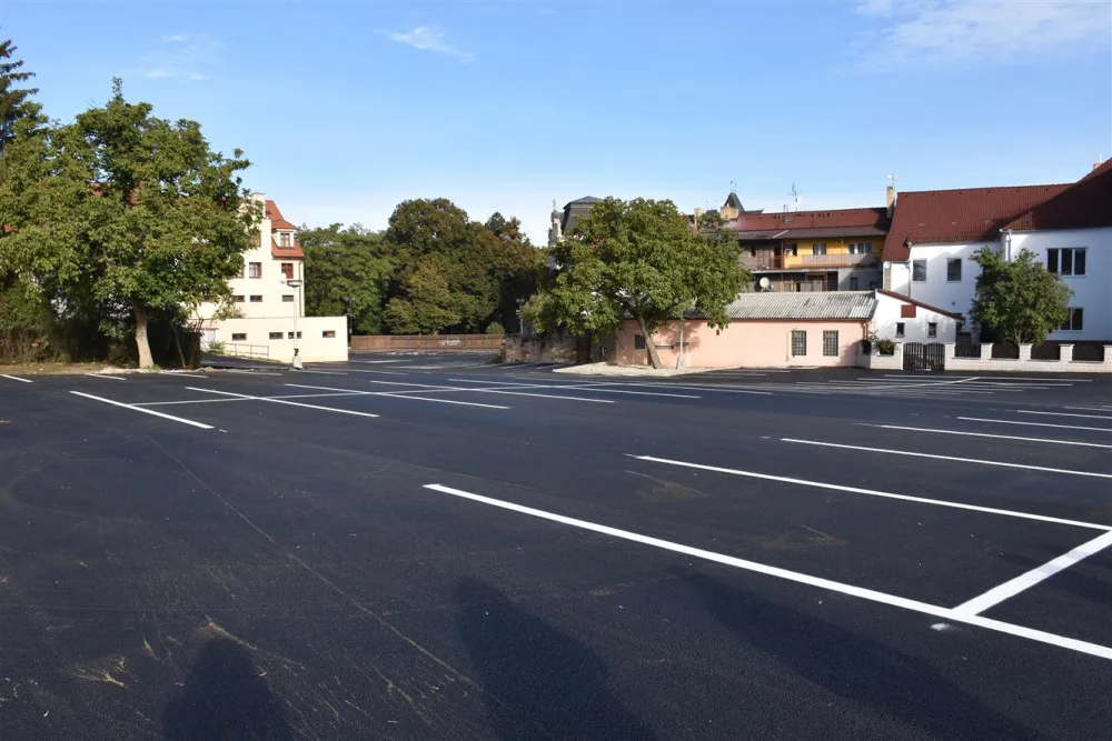 Písek zavede poplatek na parkovišti u pošty, které je u centra