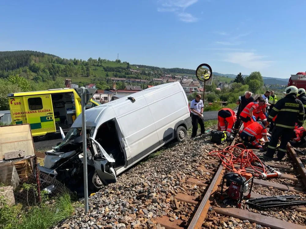 Vážná nehoda ve Vimperku. Dodávka vjela přímo před rozjetý vlak, řidiče transportoval vrtulník do nemocnice.