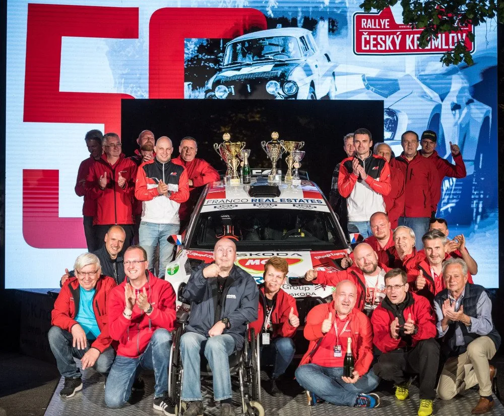 Pořadatelský sbor Rallye Český Krumlov na cílové rampě s vítěznou posádkou.