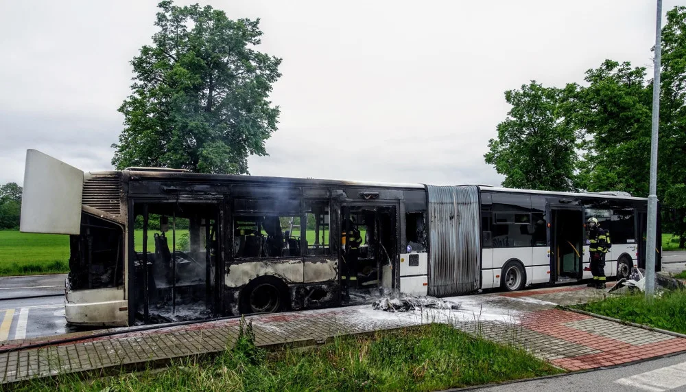 V Českých Budějovicích hořel autobus, cestující utekli před příjezdem hasičů