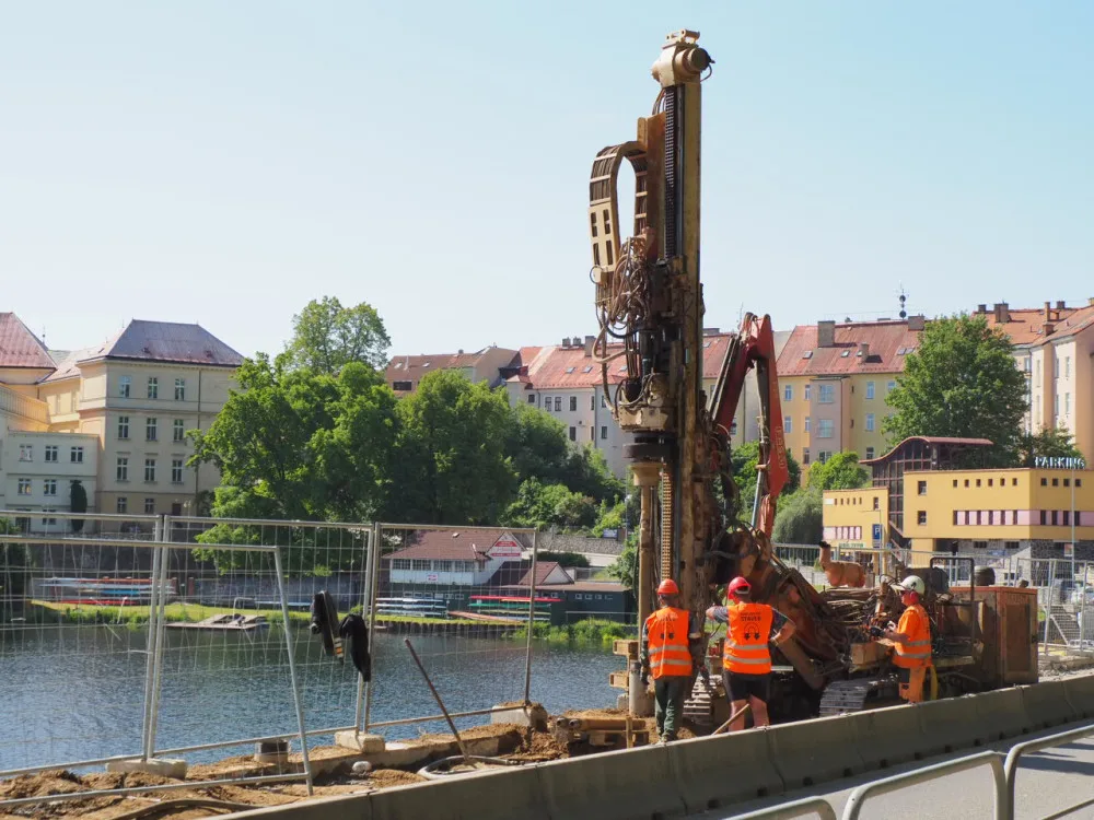 FOTO: V Táboře pokračuje oprava hráze, v plánu je další noční omezení