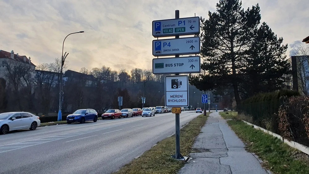 Český Krumlov začne opět měřit rychlost aut, nově na třech místech