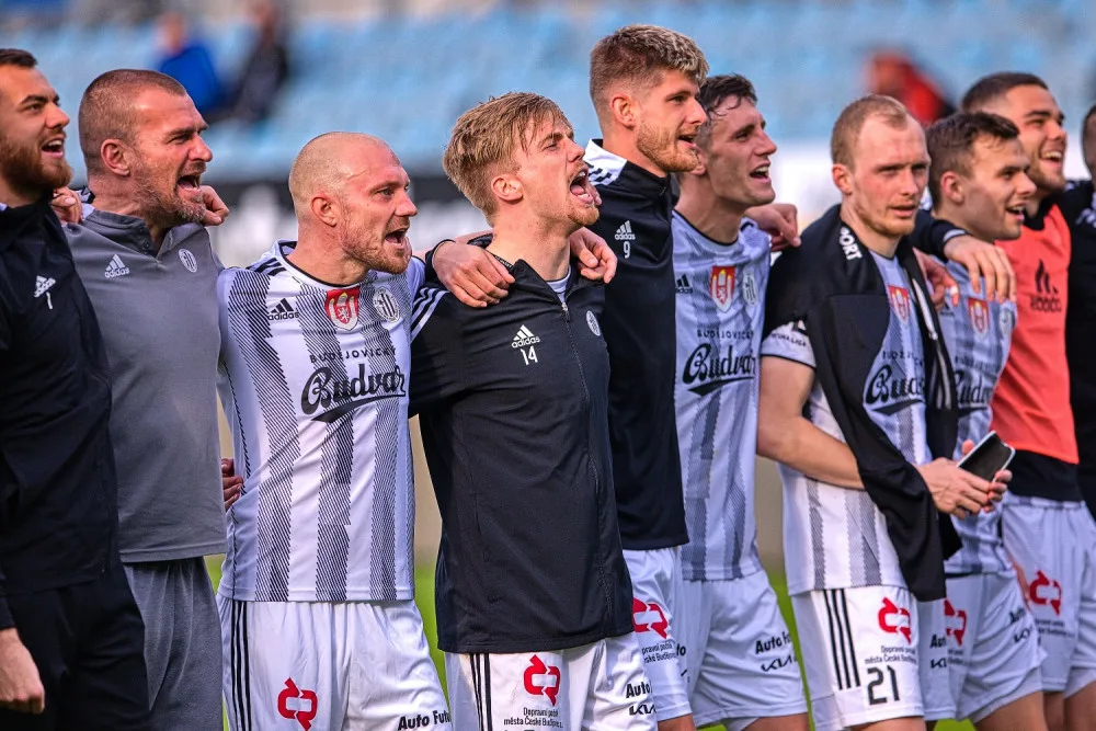 Fotbalisté Dynama nyní nosí znak města na svých dresech.
