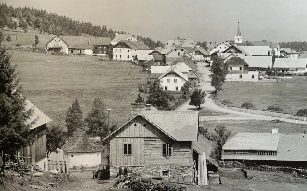 Šumavská Kvilda na dobové fotografii z 20. let minulého století z knihy Tenkrát na Šumavě od autora Zdeňka Roučky