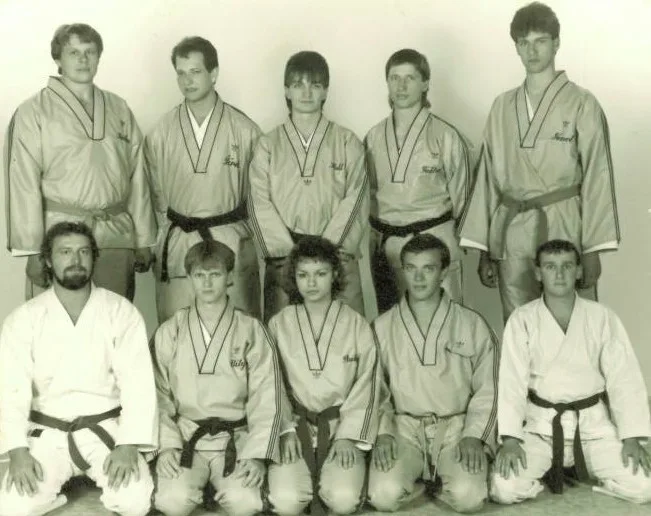 TJ Karate ČB rok 1985, zleva nahoře: Jan Kaňka, Milan Šírek, František Hakl, Jiří Faktor, Jiří Fencl, zleva dole: Jiří Bidlo, Stanislav Bílý, Dana Pouzarová, Jiří Halada, Jan Barát