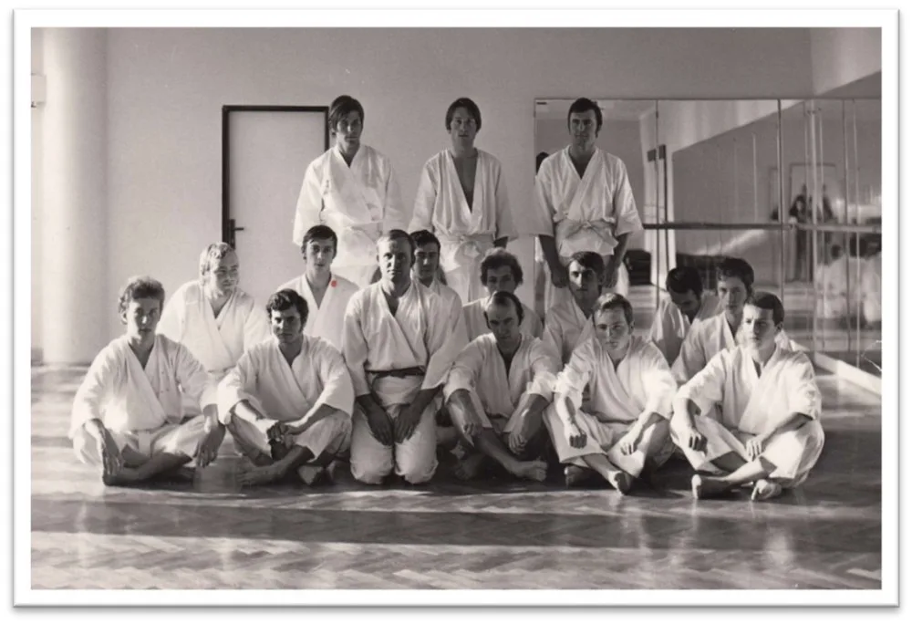 první tréninková skupina karate v ČB, uprostřed p. Hlaváček se svými svěřenci