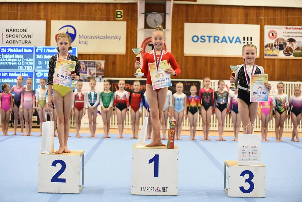 Uprostřed je Adina Kubičková, nová mistryně republiky ve sportovní gymnastice pro rok 2023 v kategorii VS2A
