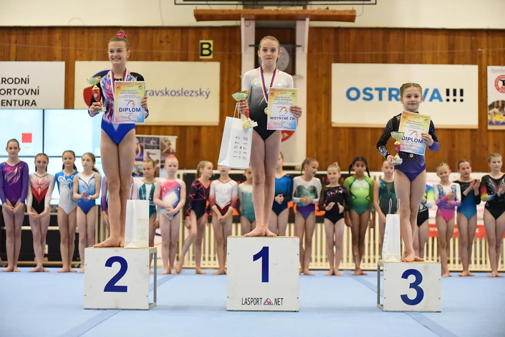 Na třetí příčce (vpravo) v kategorii VS3A je Adriana Hosnedlová.