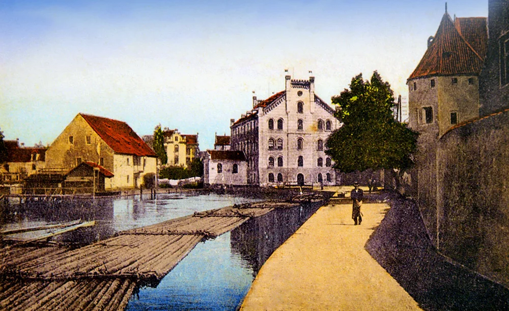 V roce 1930 přestala téci za klášterem Vltava. Vltavu zavedl za klášter technický zakladatel městě rytíř Hirzo kolem toku 1265.