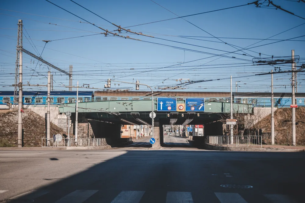 Oprava trolejí částečně uzavře viadukt v Českých Budějovicích