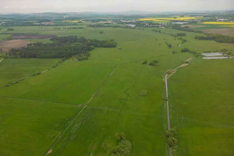 Na leteckém snímku Zbudovských Blat je dosud patrné, kudy meandroval Bezdrevský potok (střed snímku) než ho regulovali do rovného koryta vpravo. ČSO chce v budoucnu původní koryto obnovit.