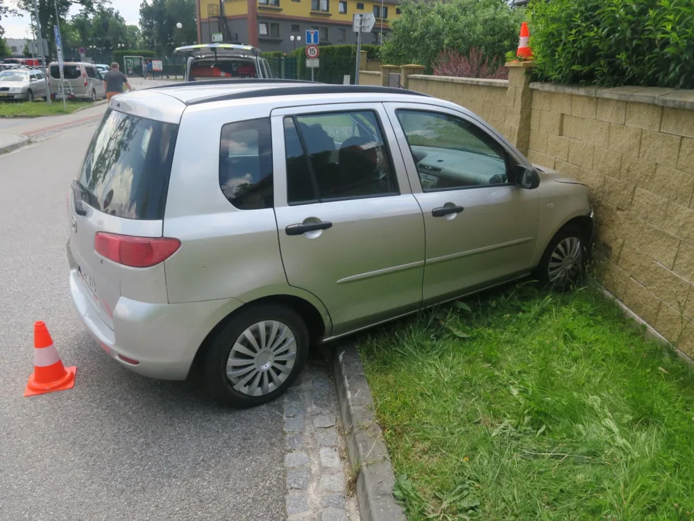 Opilý řidič srazil cyklistu a narazil do betonového plotu. Nadýchal přes čtyři promile