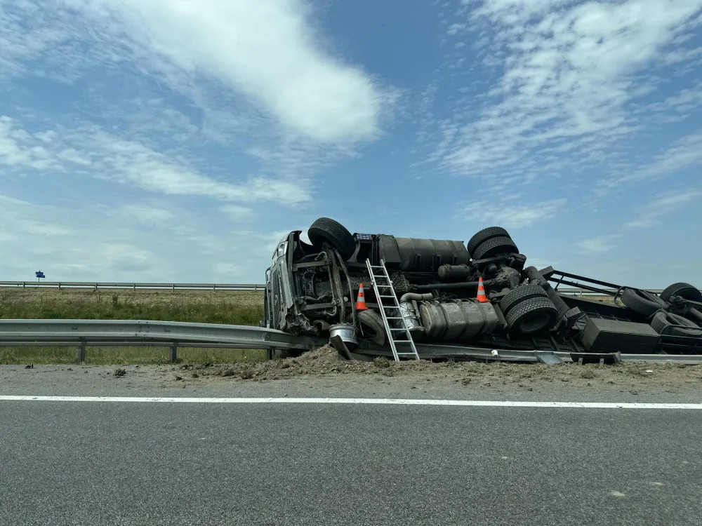 Na D3 se převrátil kamion, řidič skončil v nemocnici