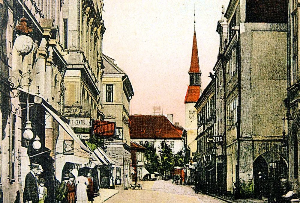 Radnice nechala v letech 1900 až 1955 strhnout 16 čelných arkád loubí, někdy včetně celého domu.