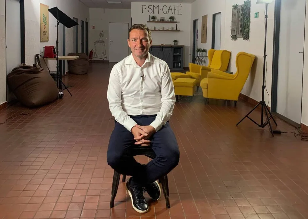 Vyrůstání na vesnických pláccích nás naučilo fotbalovost a herní kreativitu, vzpomíná Vladimír Šmicer