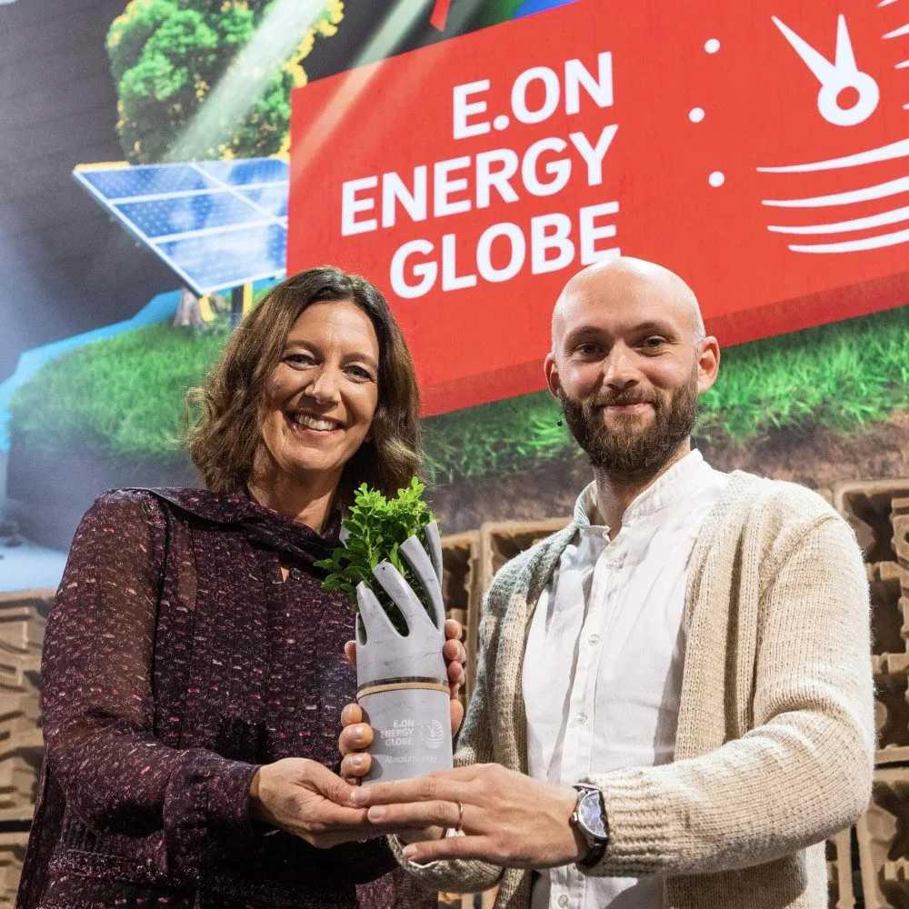 Vítězem se loni stal kyjovský start-up MYCO. Na snímku je generální ředitelka společnosti E.ON v České republice Claudia Viohl a zakladatel projektu MYCO David Minařík.
