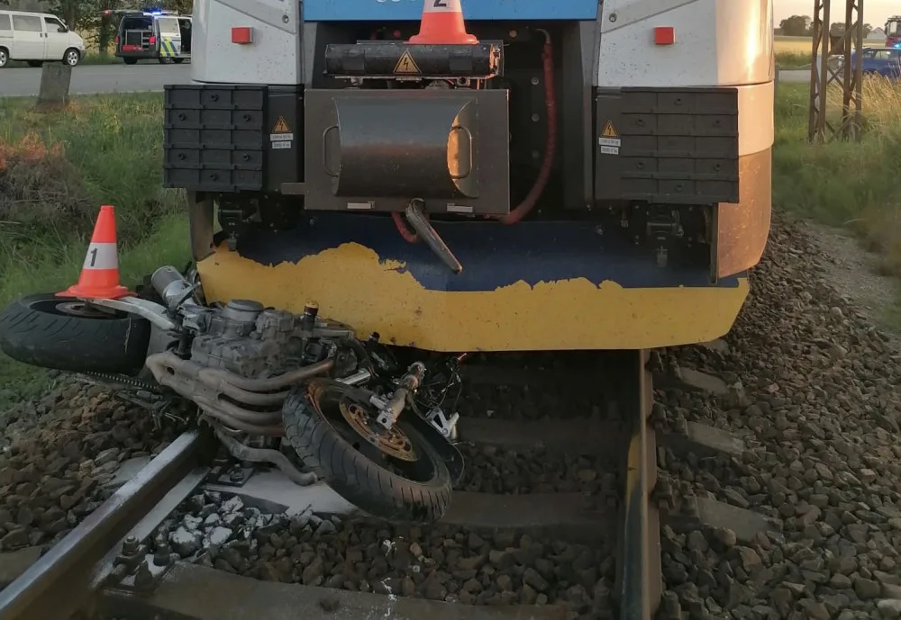 Na Jindřichohradecku se srazil vlak s motorkářem
