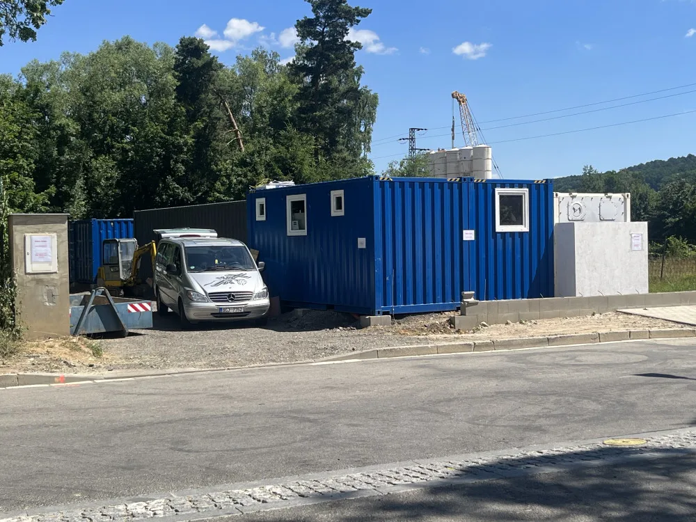 Z oken vidí chladící boxy pohřební služby. Neuctivé, zlobí se místní