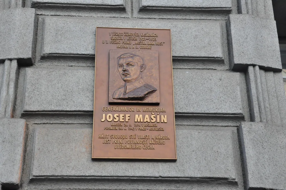 Bronzová deska v Českých Budějovicích připomíná odbojáře generála Josefa Mašína